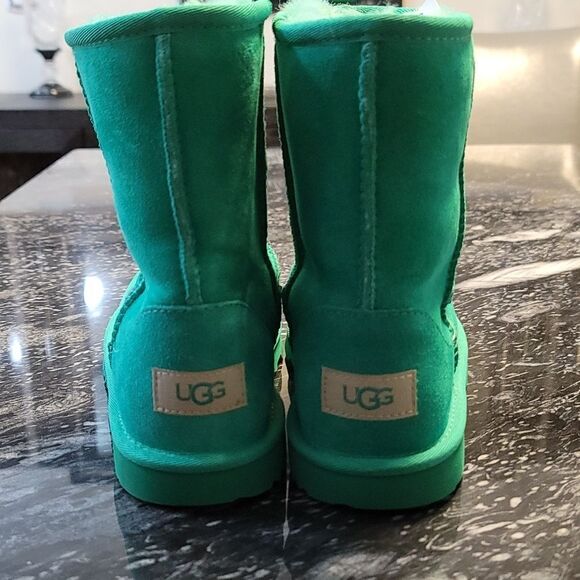 BRAND NEW UGG(r) CLASSIC SHORT II WATER RESISTANT GENUINE SHEARLING KIDS BOOT - Picture 8 of 16